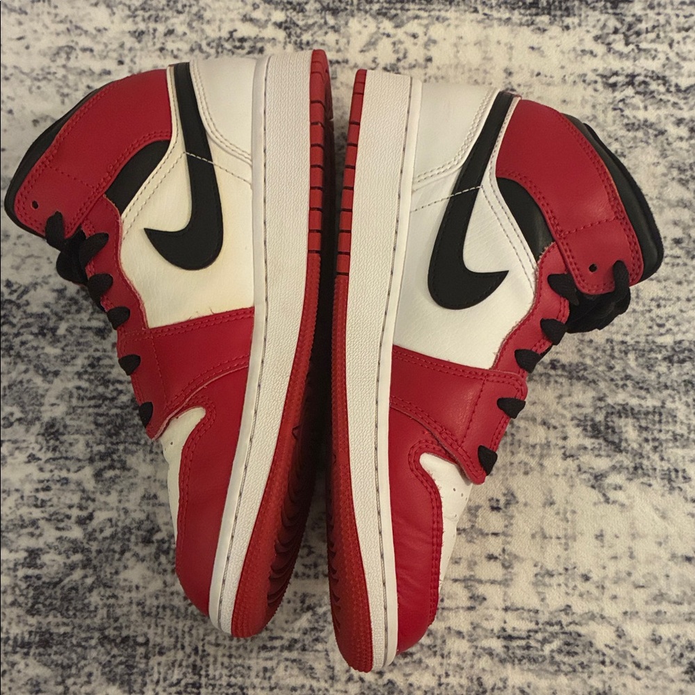 Jordan 1 retro mid Chicago (2020) size 5 youth - Picture 4 of 6